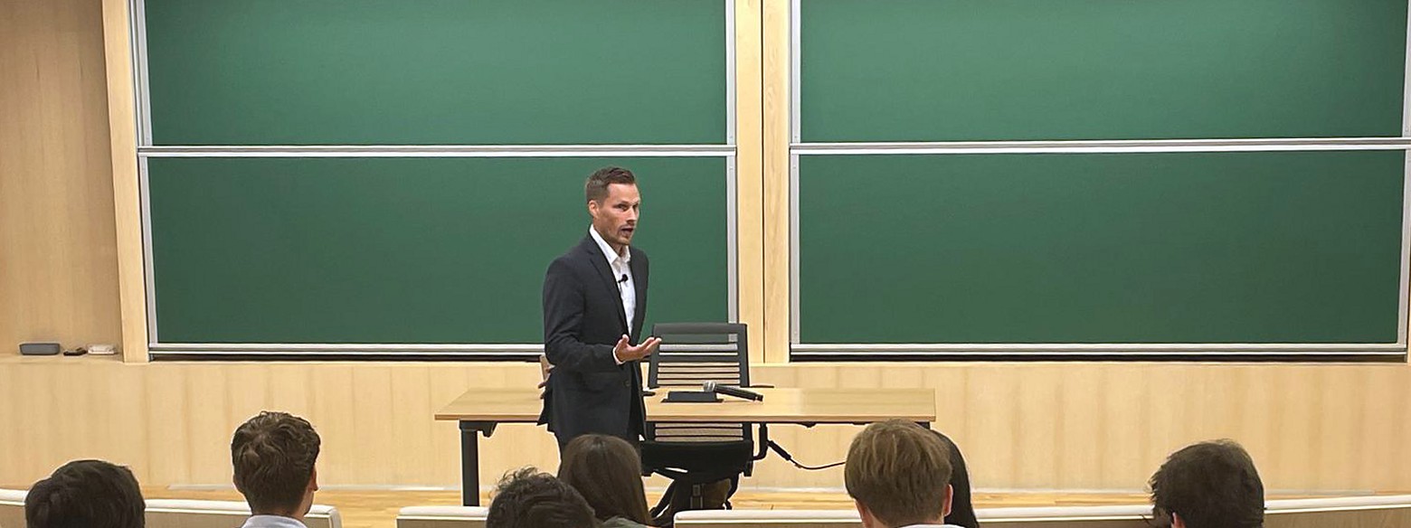 Liinus Hietaniemi teaching Critical Business Thinking to a full lecture hall at IESE Business School